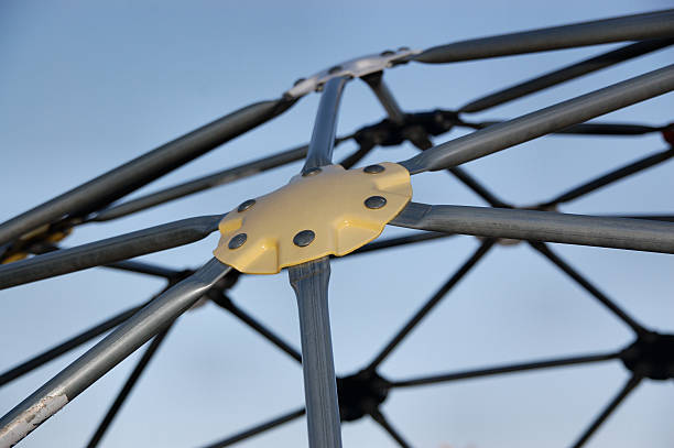 abóboda geodésica close-up - triangle geodesic dome mesh dome imagens e fotografias de stock