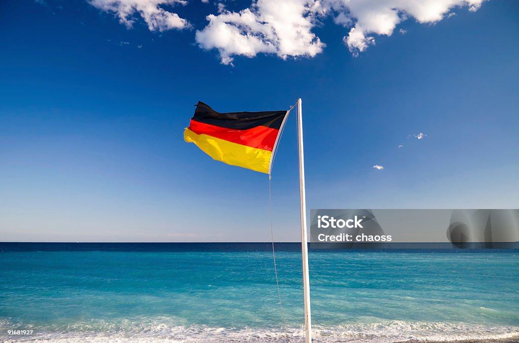 Bandera alemana sobre cielo azul de fondo - Foto de stock de Alemania libre de derechos