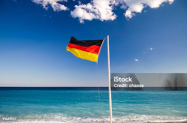 Bandeira Da Alemanha No Céu Azul De Fundo - Fotografias de stock e mais imagens de Alemanha - Alemanha, Azul, Bandeira