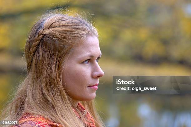 Herbst Frau Stockfoto und mehr Bilder von Attraktive Frau - Attraktive Frau, Baum, Beten