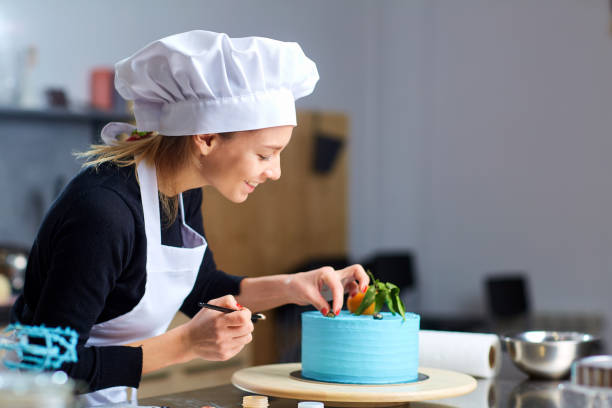 キッチンでケーキ菓子女性装飾 - cake women confectioner photography ストックフォトと画像
