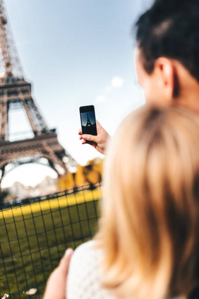 istock couple take a pics at the tour eiffel 916825448