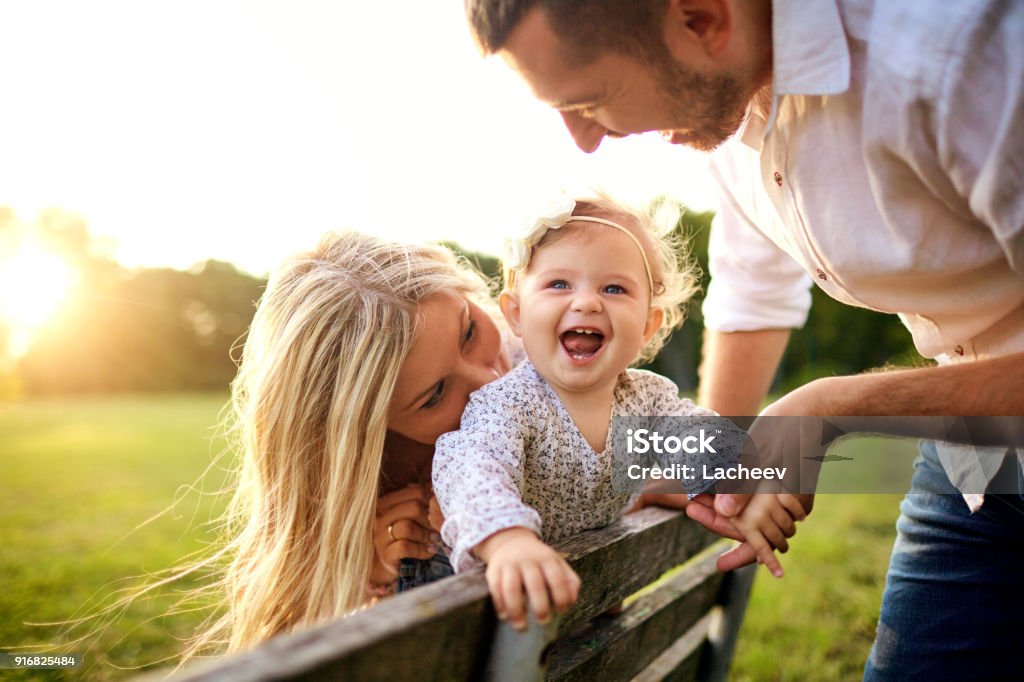 Glückliche Familie in einem Park im Sommer-Herbst - Lizenzfrei Familie Stock-Foto