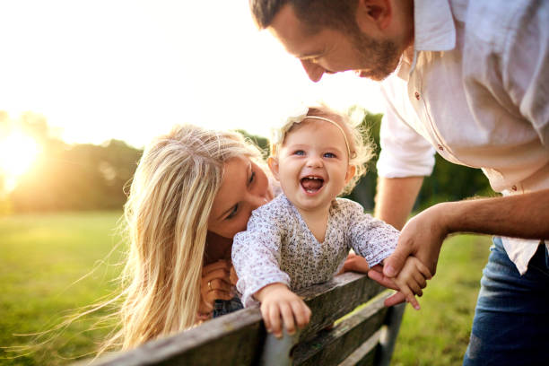 familia feliz en un parque en otoño de verano - child picnic smiling outdoors fotografías e imágenes de stock