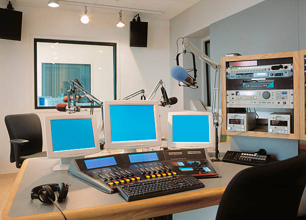 radio station studio - radiostudio stock-fotos und bilder