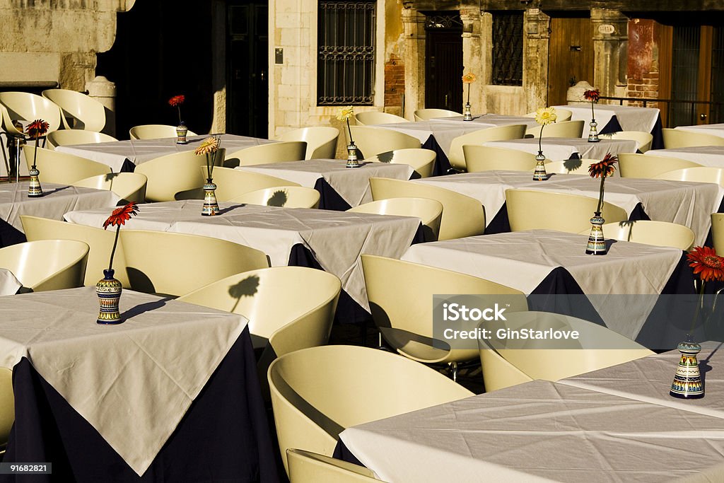 Sidewalk cafe "in Venedig - Lizenzfrei Couchtisch Stock-Foto