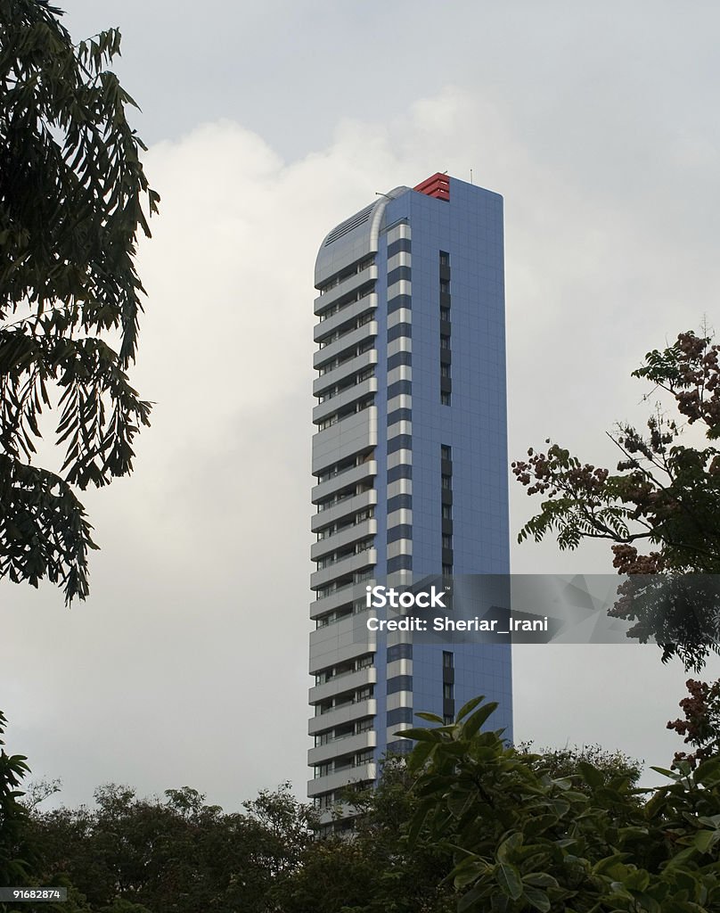 Blu e argento edificio tra gli alberi, Mumbai, India - Foto stock royalty-free di Albero