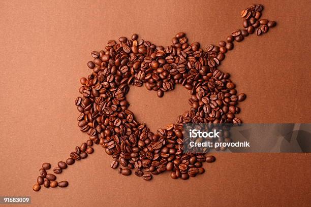 Coffee Beans Heart With Arrow На Коричневый Фон — стоковые фотографии и другие картинки Близость - Близость, Валентинка, Горизонтальный