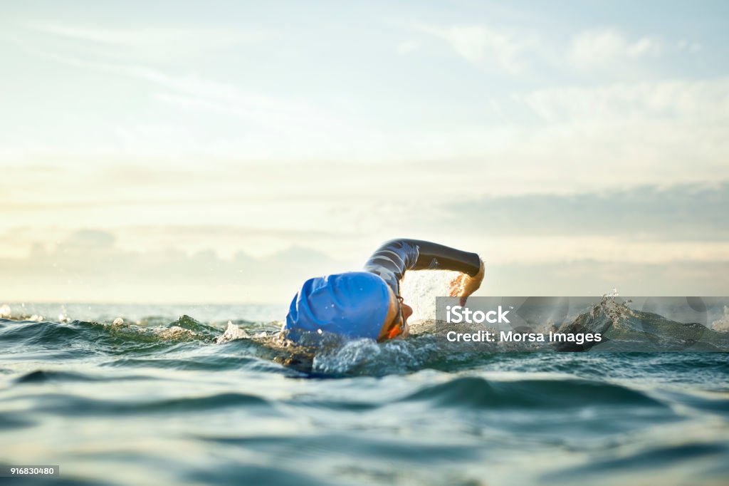 바다에서 수영 하는 결정된 여자 - 로열티 프리 수영-동작 활동 스톡 사진