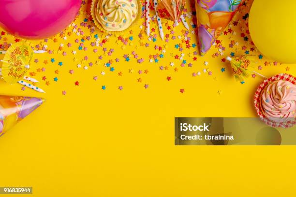 Brillante Para La Decoración De Un Cumpleaños Fiesta Festival O Carnaval Foto de stock y más banco de imágenes de Cumpleaños