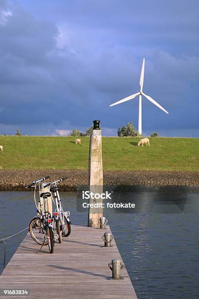 Велосипеды Выше Канал — стоковые фотографии и другие картинки Американский ветряк - Американский ветряк, Без людей, Белый