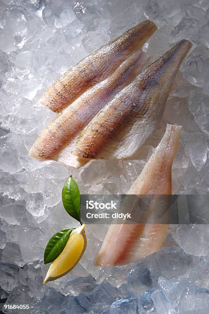 Filete De Pescado En El Hielo Foto de stock y más banco de imágenes de Cortado en filetes - Cortado en filetes, Hielo, Alimento