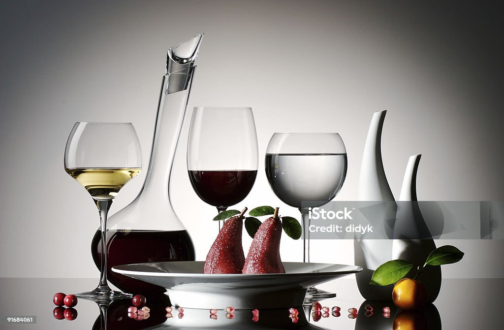 Peras carameladas em vinho tinto, com copos e garrafa de vinho - Foto de stock de Vinho royalty-free