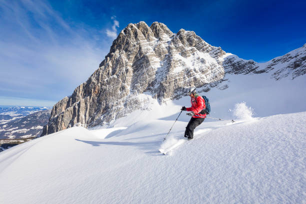 sciatore freerider in discesa - watzmann, nationalpark berchtesgaden sulle alpi - skiing activity snow alpine skiing foto e immagini stock