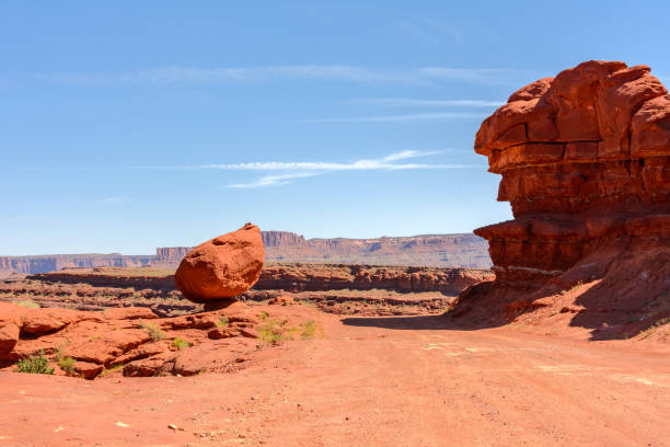 route de canyon, canyonlands national park dans l’utah, usa - eyes narrowed photos et images de collection