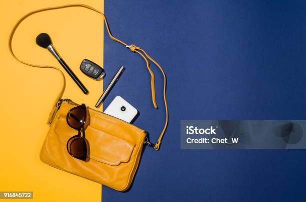 Damen Accessoires Flach Legen Sie Auf Farbigen Hintergrund Draufsicht Stockfoto und mehr Bilder von Handtasche