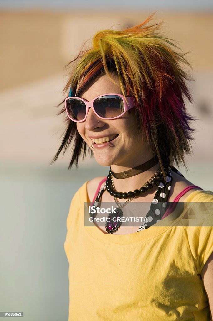 펑크 여자아이 밝은 컬러 및 커요 선글라스 - 로열티 프리 십대 소녀 스톡 사진