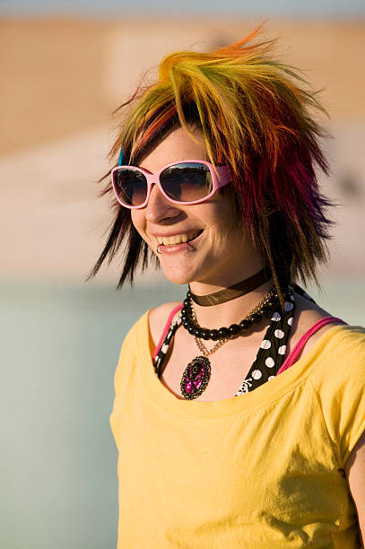 панк девочка с яркие красочные и большие солнцезащитные очки - pierced punk goth teenager стоковые фото и изображения