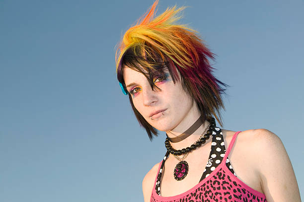 молодая женщина в стиле панк - pierced punk goth teenager стоковые фото и изображения