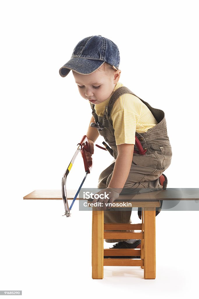 Petit enfant saws planche de handsaw - Photo de Bébé libre de droits