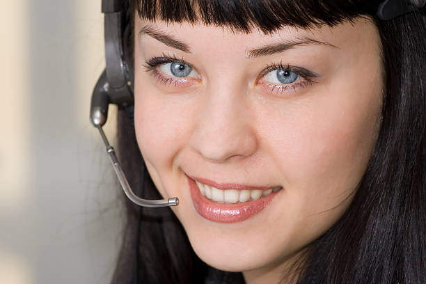 belle fille - hotel reception customer service representative headset receptionist photos et images de collection