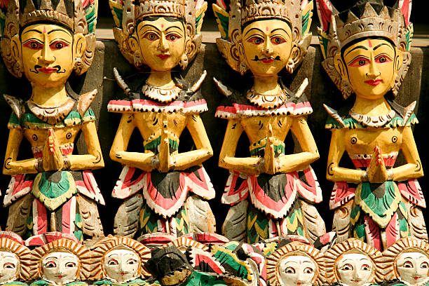 balijski drewno rzeźba puppets bali, indonezja - bali balinese culture art carving zdjęcia i obrazy z banku zdjęć