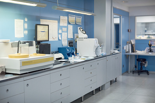 Máquina de prueba médica en mostrador de animal hospital photo