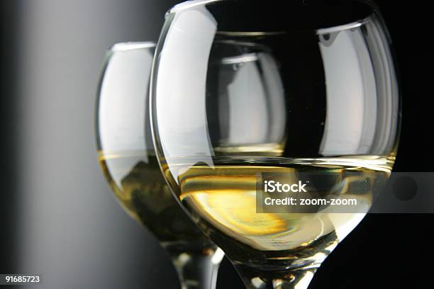 Очки — стоковые фотографии и другие картинки Белое вино - Белое вино, Чёрный фон, Алкоголь - напиток
