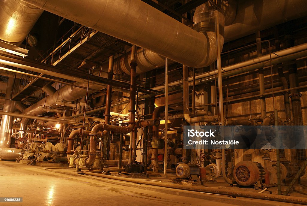 Le condotte all'interno di pianta di energia - Foto stock royalty-free di Acciaio