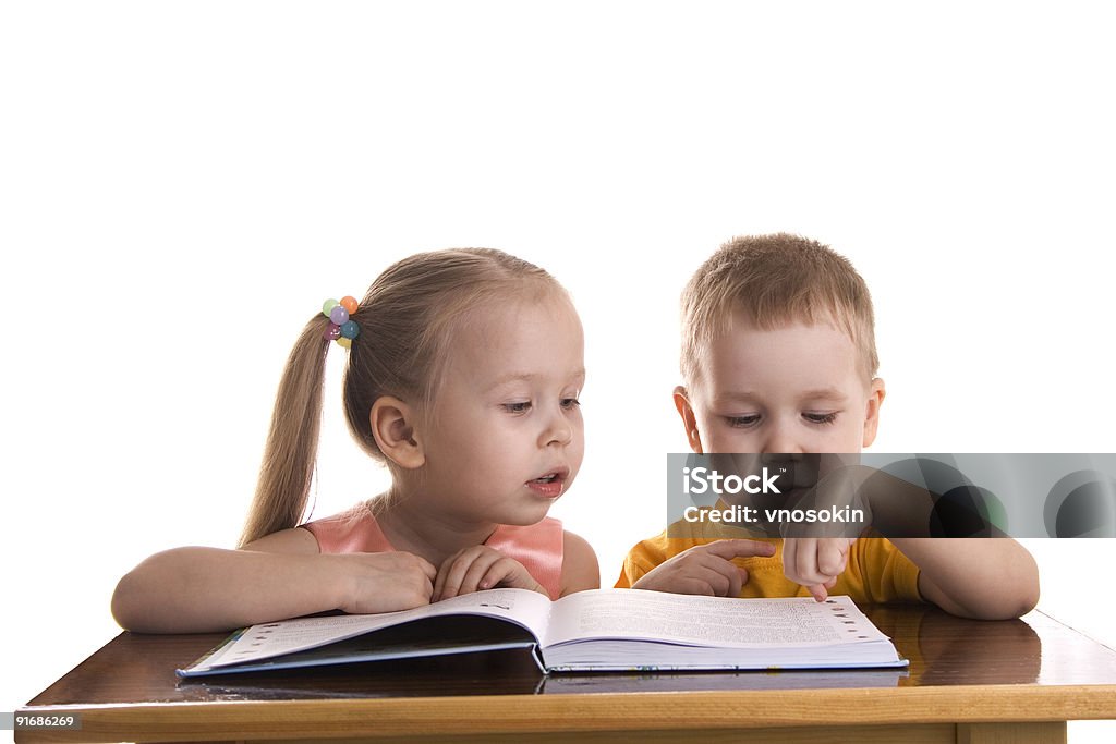 Rapaz e rapariga lê o Livro - Royalty-free 2-3 Anos Foto de stock