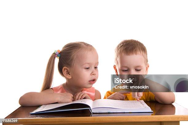 Rapaz E Rapariga Lê O Livro - Fotografias de stock e mais imagens de 2-3 Anos - 2-3 Anos, Alfabeto, Aluno