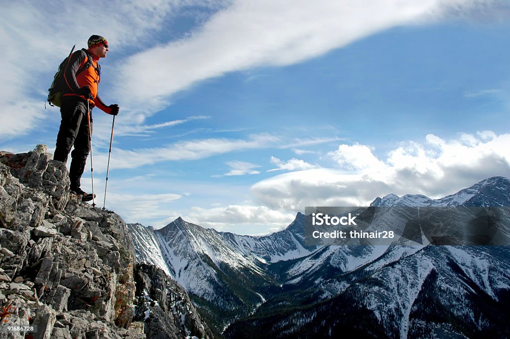 Excursionismo en el borde - Foto de stock de Canmore libre de derechos