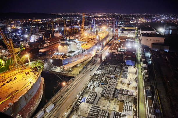 mantenimiento de astillero en la noche - shipbuilder fotografías e imágenes de stock