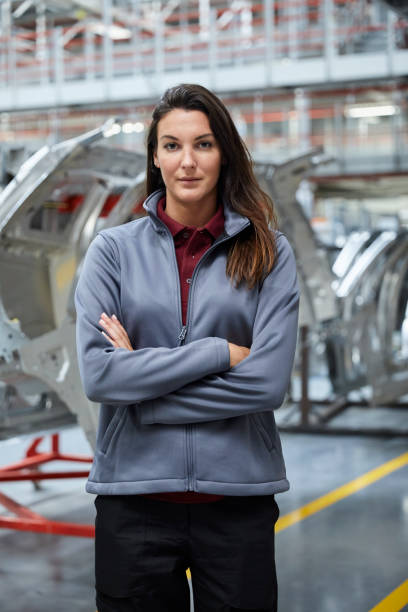 istock Engineer with arms crossed against car chassis 916875254