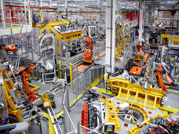 робот оружия в автомобильном заводе - car industry robot arm car plant стоковые фото и изображения