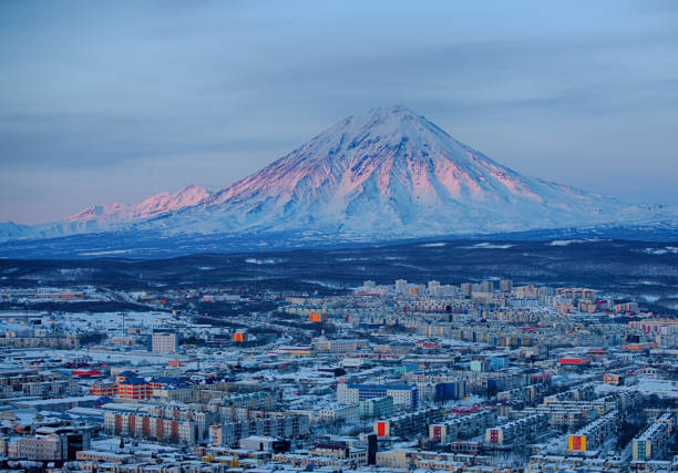 panoramablick auf die stadt petropawlowsk-kamtschatski und vulkane - schichtvulkan stock-fotos und bilder