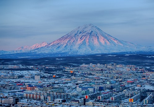 Vista panorámica de la ciudad de Petropavlovsk-Kamchatski y volcanes photo