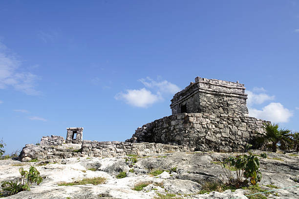 maya-ruinen von tulum - vestigial wing stock-fotos und bilder