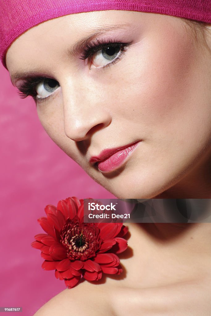 Retrato de una mujer de belleza con flores gerbera - Foto de stock de Actividades recreativas libre de derechos