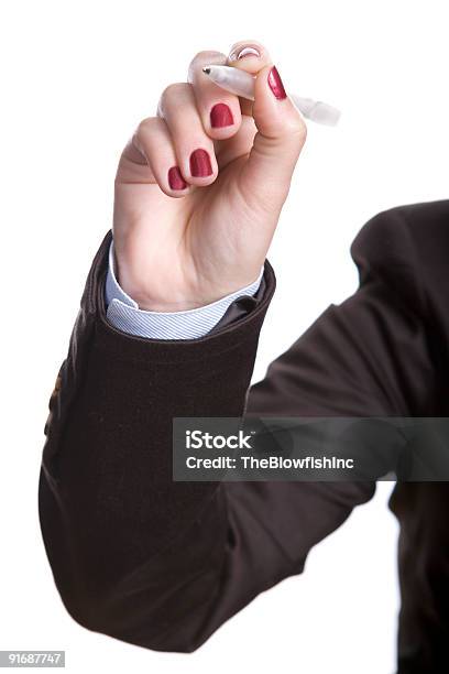 Businesswoman Holding Pluma Aislado Sobre Fondo Blanco Foto de stock y más banco de imágenes de Adulto