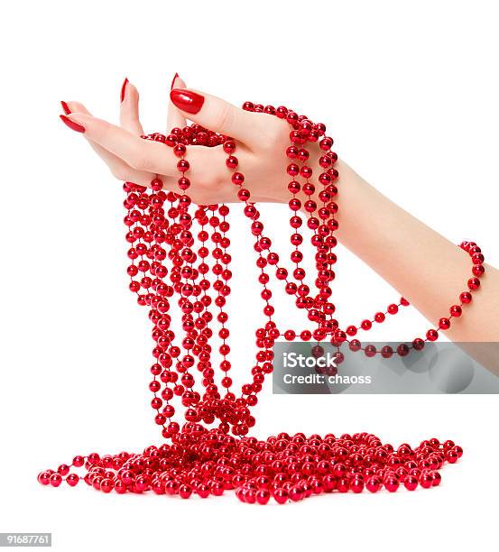 Frau Hand Holding Rot Glassbeads Stockfoto und mehr Bilder von Attraktive Frau - Attraktive Frau, Dekoration, Eleganz