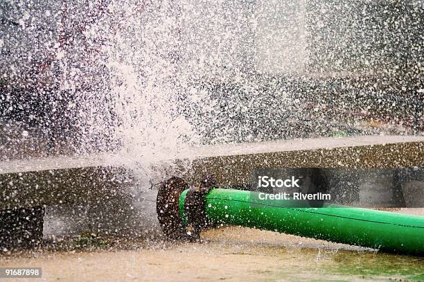 Rotura De Agua Principal Foto de stock y más banco de imágenes de Roto - Roto, Conducto - Tubería, Desinflado