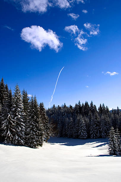 зимний пейзаж с clud и конденсат трейл - clud стоковые фото и изображения