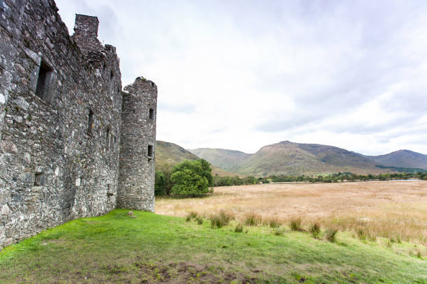część zamku kilchurn na szkockich wyżynach. jezioro awe - scotland castle highlands region scottish culture zdjęcia i obrazy z banku zdjęć