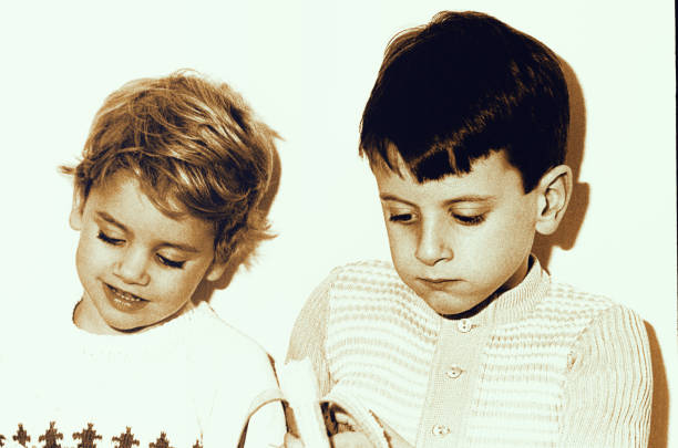 vintage kids eating bananas - 20th century style flash imagens e fotografias de stock