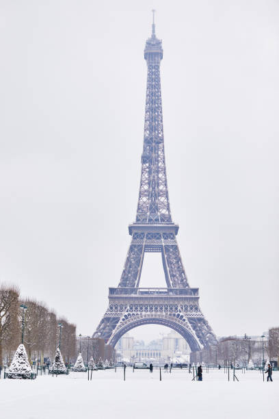 istock Scenic view of Eiffel tower on snowy day 916884598