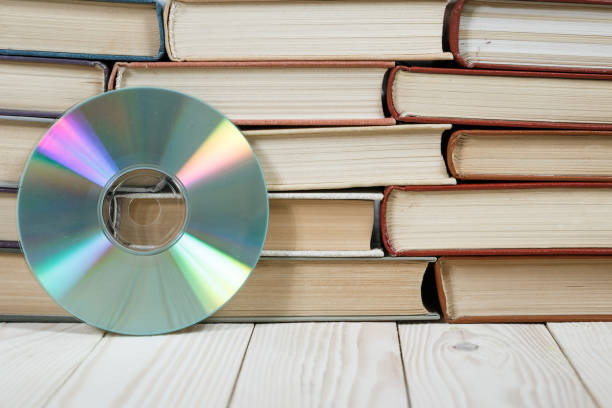 오래 된도 서의 더미 쌓아 서로 컴팩트 디스크 - dvd cd computer software red 뉴스 사진 이미지