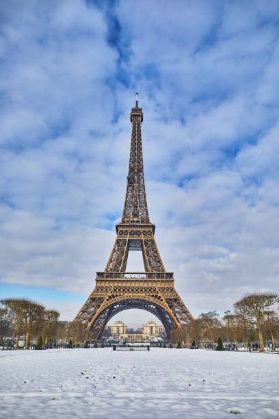 istock Scenic view of Eiffel tower on snowy day 916884710