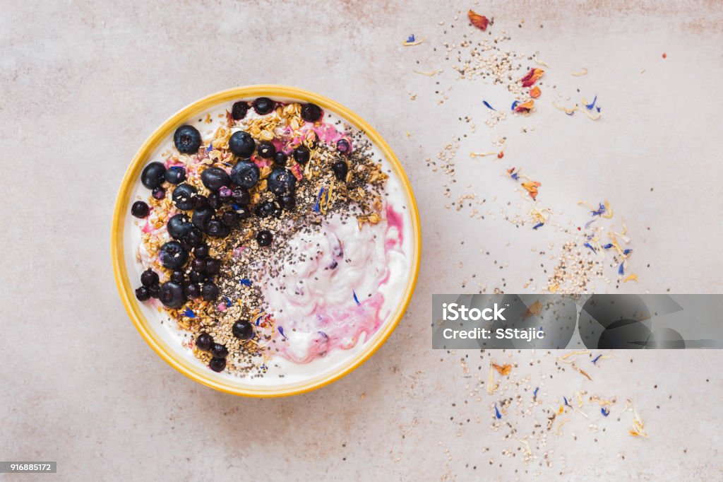 코코넛 블루베리 아침 그릇 chia와 참 깨 씨앗 - 로열티 프리 보울 스톡 사진