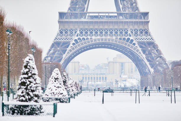 istock Scenic view of Eiffel tower on snowy day 916885254